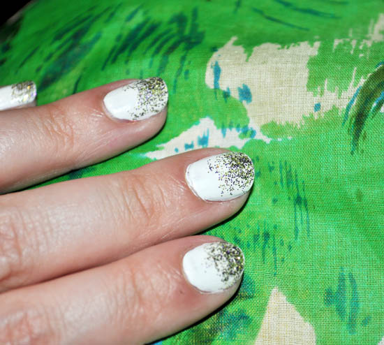 How To: Super Easy Graduated Glitter Tips on Nails 