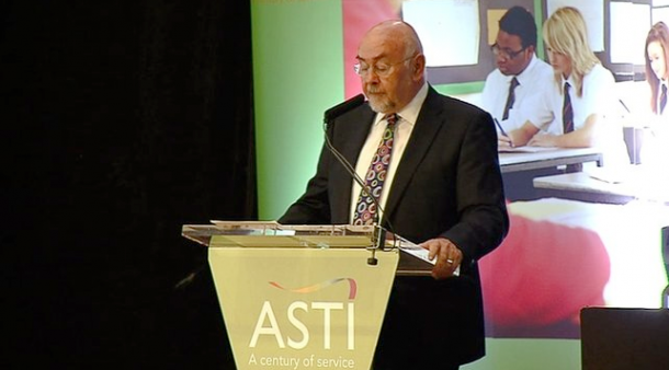 Ruairí Quinn addresses the ASTI (image via rte)