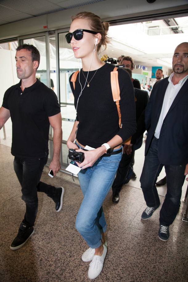 Keep it casual for travelling like Karlie! 