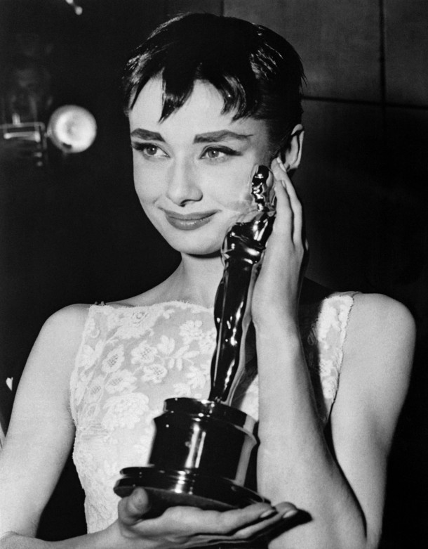 British actress Audrey Hepburn poses with her oscar of best actress for the film "Roman Holiday"on March 25, 1954  during the 26th annual Academy Awards in Los Angeles.  AFP PHOTO        (Photo credit should read ARCHIVE/AFP/Getty Images)