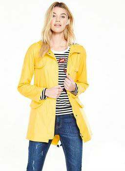 5 yellow raincoats for grey, dull disgusting autumn days | Beaut.ie