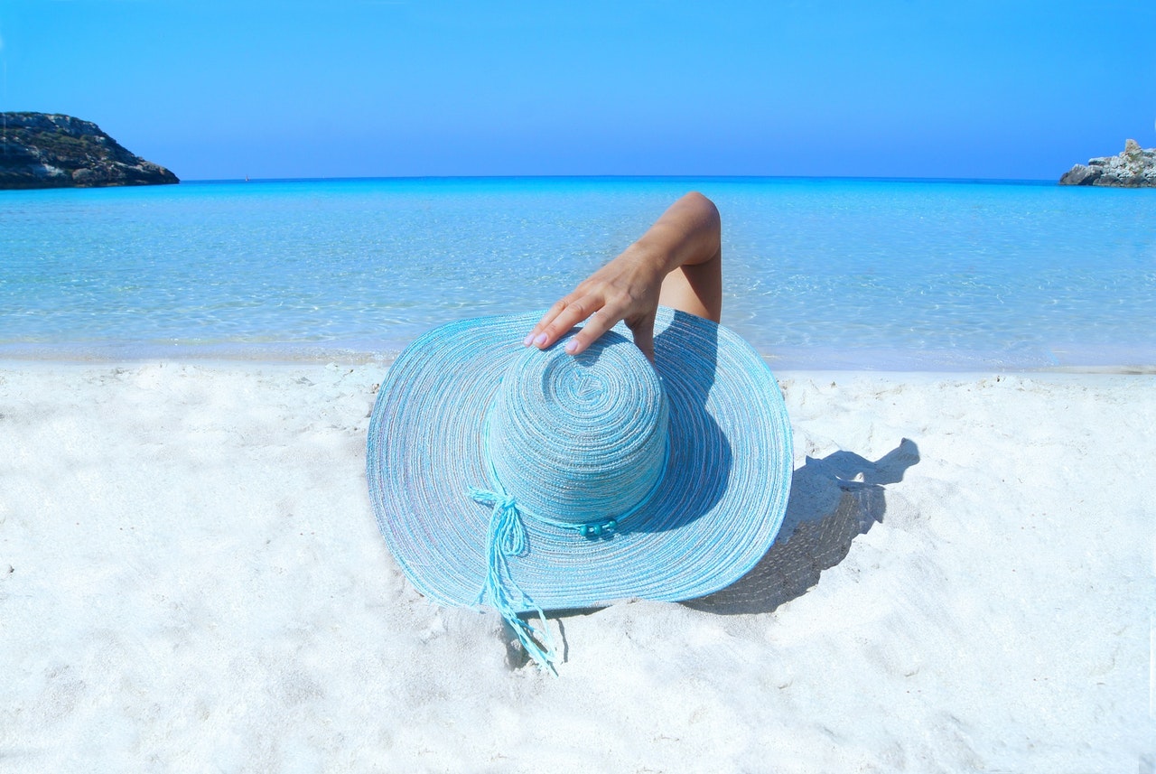 fashion-model-beach-hat