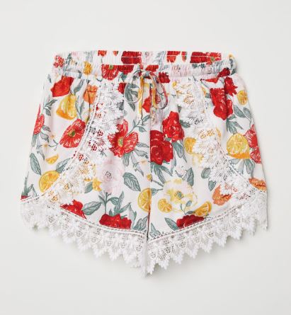 Lace-trimmed shorts €17.99